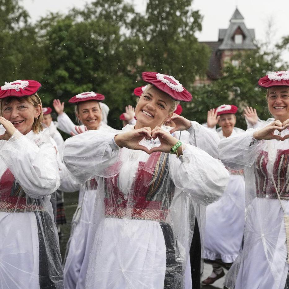 Thousands of voices unite in song at traditional choir festival celebrating Estonia's culture